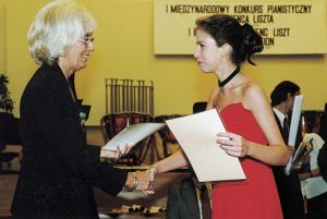 Laureatka I Nagrody Evelina Borbei przyjmuje gratulacje od dyr. Adrianny Ponieckiej-Piekutowskiej.